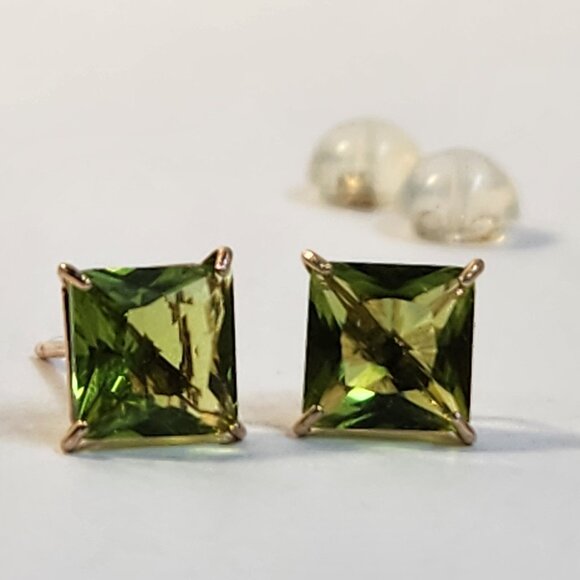 NIB VTG 10K Solid Gold Natural Olive Peridot Princess 0.75cts Stud Earrings - Picture 3 of 13